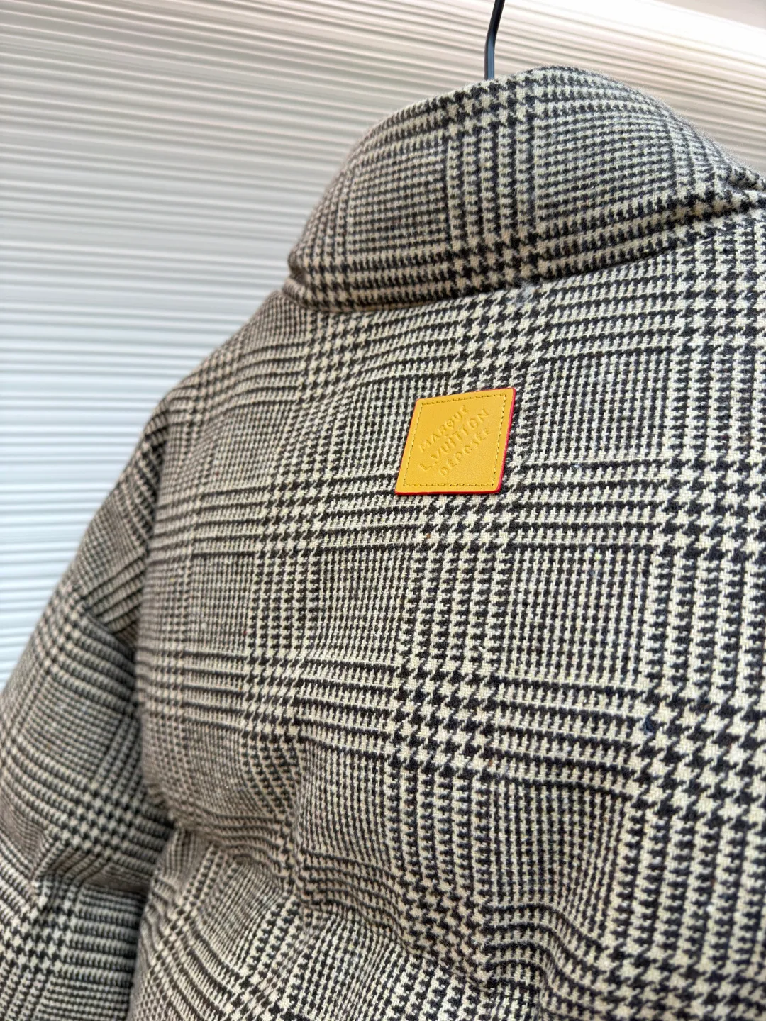 LOUIS VUITTON Tweed Plaid Tunic Stand Collar Long Sleeve Cotton Jacket ●Original version: Purchased and developed by 28699 ●Item No.: 1682302-C95 ●Fabric: Alpaca fabric ●Technology: Made by positioning cutting machine ●Color: Camel ●Version: Fitted version ●Weight: about 1725 grams ●Size: S-M-L-XL ●Description: This plaid down jacket is made of high-count wool-blend plaid fabric. It has been woven and dyed to create a rich brown-toned plaid texture. The fabric has been pre-shrunk and anti-pilling finished to give both texture and durability. The filling is made of gold-matched velvet material of 90% white goose down and 10% white goose feather, which is evenly distributed through the three-dimensional lattice filling process to eliminate the problem of velvet running; the stand-up collar version adopts a double-layer composite lining to lock the temperature, and the placket is customized with matte metal snaps and resin buttons of the same color, which fits the overall retro texture. The left chest is inlaid with a hand-polished cowhide logo plate, and the edges are oil-sealed. Each stitch adopts a 3cm/12-needle precision sewing standard, combined with the seamless taping process of invisible pockets, integrating functionality and craftsmanship details, fully displaying ingenuity and craftsmanship. The overall wiring is straight and delicate, the fabric is comfortable and soft, and the color is consistent without color difference. It can be matched with the same style to create a fashionable look and control various occasions. Customized accessories, complete with three standards, same style for men and women!